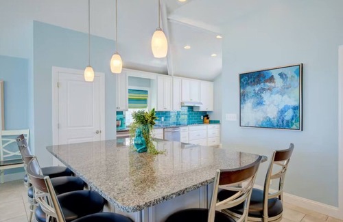 McCutcheon Field Casa | Spacious Oceanfront | Sleeps 30!
