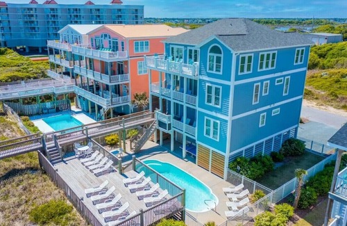 McCutcheon Field Casa | Spacious Oceanfront | Sleeps 30!