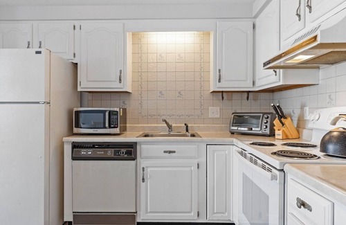 Old Orchard Beach Condominio | Spacious oceanfront condo, just steps to the sand, with breathtaking ocean views