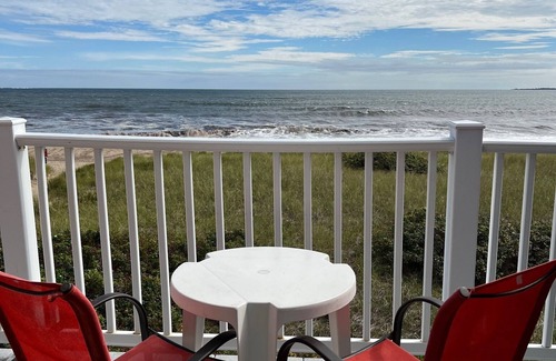 Old Orchard Beach Condominio | Spacious oceanfront condo, just steps to the sand, with breathtaking ocean views