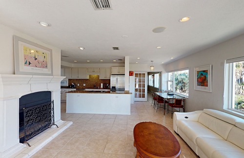Glenwood Casa | Amplia casa frente al mar con piscina - ¡Ideal para familias!