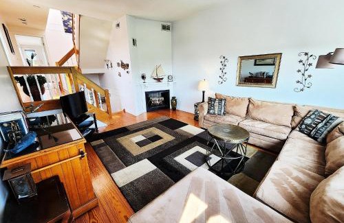 Hyannis Apartamento | Spacious Oceanfront 3BR Condo with Private Beach in Ideal Hyannis Location