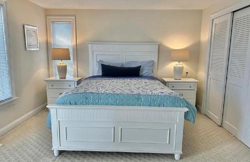 Hyannis Apartamento | Spacious Oceanfront 3BR Condo with Private Beach in Ideal Hyannis Location