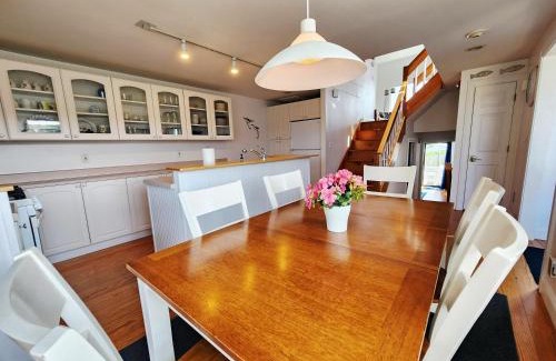 Hyannis Apartamento | Spacious Oceanfront 3BR Condo with Private Beach in Ideal Hyannis Location