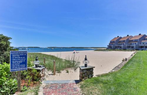 Hyannis Apartamento | Spacious Oceanfront 3BR Condo with Private Beach in Ideal Hyannis Location