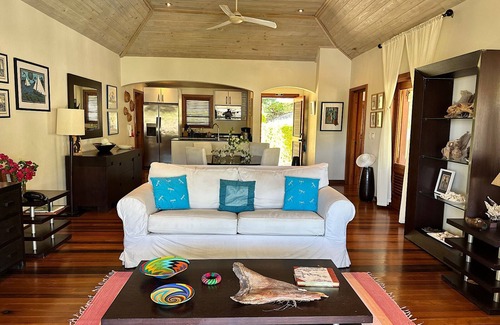 Freetown Apartamento | Spacious one bed apartment with stunning views of Nonsuch Bay