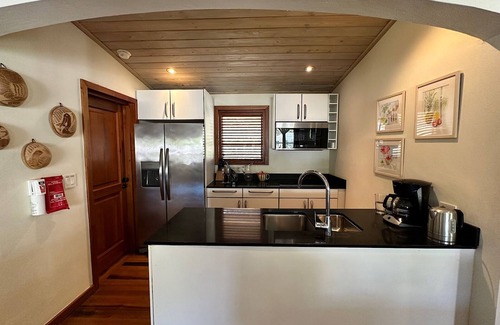 Freetown Apartamento | Spacious one bed apartment with stunning views of Nonsuch Bay