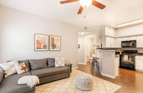 North Burnet Condominio | Spacious one bedroom 1 mile from the Domain