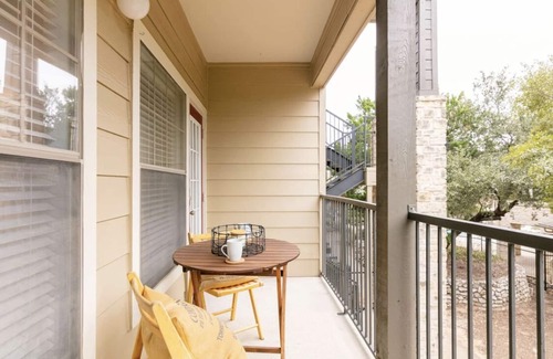 North Burnet Condominio | Spacious one bedroom 1 mile from the Domain