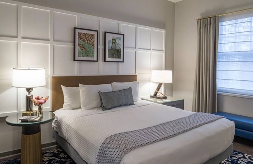Downtown Portland Hotel | Spacious One Bedroom Suite near PSU, Zoo & Japanese Garden | Heathman Hotel