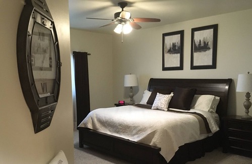 Walker Condominio | Spacious One Level Lake Front Condo with Resort Amenities!