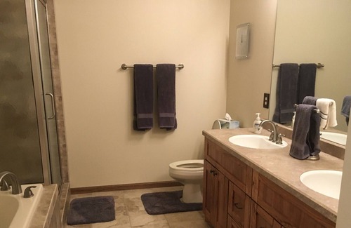 Walker Condominio | Spacious One Level Lake Front Condo with Resort Amenities!