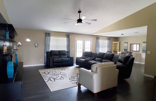 Deltona Lakes Casa | Spacious open concept home near the beaches and Disney attractions