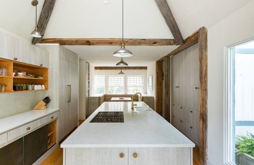East Hampton Casa | Amplio plan de piso abierto / Post n Beam en 1. 5 acres privados