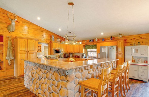 Leasburg Cabaña | Spacious Ozarks Family Home - Private Pool & Grill
