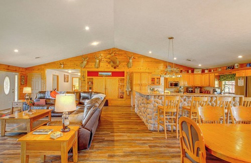 Leasburg Cabaña | Spacious Ozarks Family Home - Private Pool & Grill