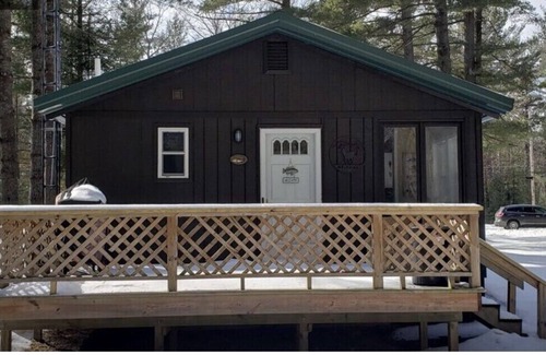 Higgins Lake Cabaña | Spacious Peaceful 1 Bedroom cabin, wooded lot, Near Higgins Lake, new to VRBO.