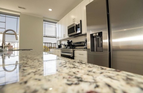Downtown Baltimore Apartamento | Spacious PennStation Downtown Penthouse W/ Parking