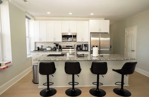 Downtown Baltimore Apartamento | Spacious PennStation Downtown Penthouse W/ Parking