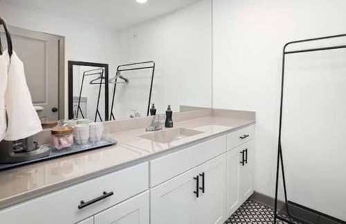 Parkville Apartamento | Spacious Penthouse on Historic Main w/River Views!