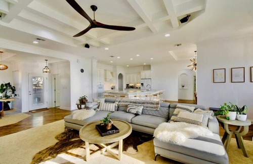 Brushy Bend Park Casa | Spacious Pet-Friendly: Quiet, 2 Kitchens, 2 Living Rooms