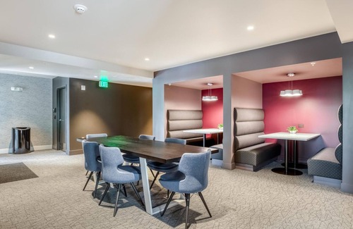 Downtown Apartamento | Spacious & Pet-Friendly 2BR in Redmond w/ Gym
