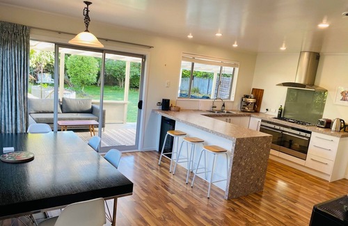 Taupo Casa | Spacious pet friendly 3-4 bdrm home with spa, large garden and lake view