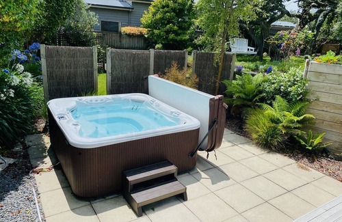 Taupo Casa | Spacious pet friendly 3-4 bdrm home with spa, large garden and lake view