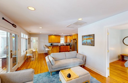 Moneta Cabaña | Spacious pet friendly Cottage with balcony, dock, and hot tub