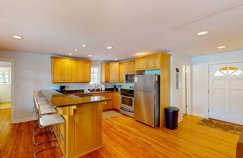 Moneta Cabaña | Spacious pet friendly Cottage with balcony, dock, and hot tub