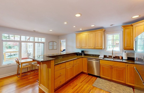 Moneta Cabaña | Spacious pet friendly Cottage with balcony, dock, and hot tub