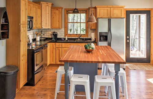 Crosslake Cabaña | Spacious Pine Lake Home: Deck, Fire Pit + 3 Acres!