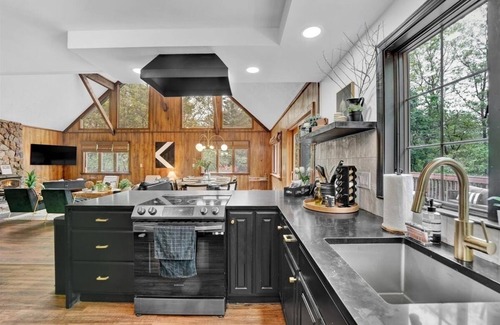 Albrightsville Cabina | Spacious Poconos Cabin - Hot Tub, Games, Fire Pit & Family Fun Sleeps 10
