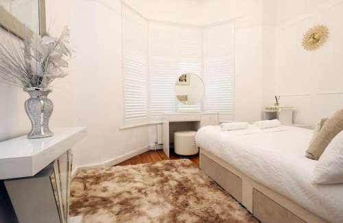 Pontcanna Apartamento | Spacious Pontcanna Apartment, Driveway Parking & 10 min to City Centre