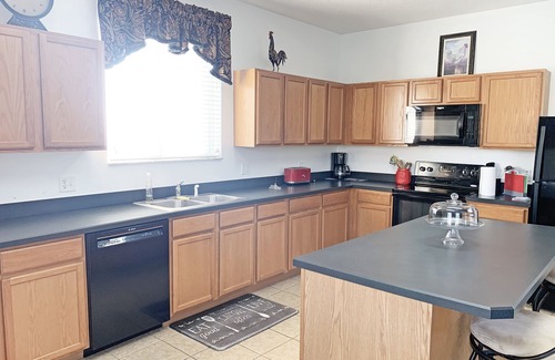 Windwood Bay Casa | Spacious pool home with games room and hot tub (heating included)