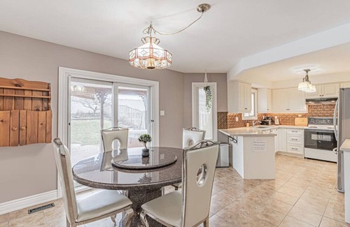 Brampton Casa | Spacious⭐Pool⭐Hot Tub⭐Airport⭐Downtown⭐Walk to Everything