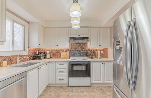 Brampton Casa | Spacious⭐Pool⭐Hot Tub⭐Airport⭐Downtown⭐Walk to Everything