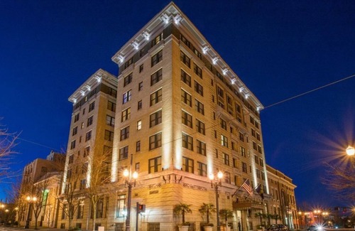 Goose Hollow Apartamento | Spacious Premium King with 24-Hour Gym Access