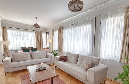 Kabatas Apartamento | Spacious Prime Location 2BR w Sea View