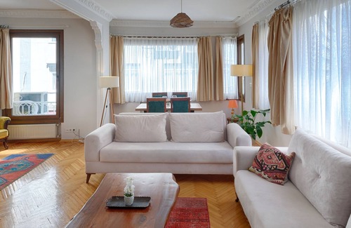Kabatas Apartamento | Spacious Prime Location 2BR w Sea View