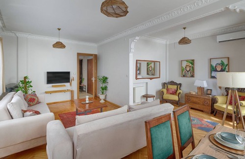 Kabatas Apartamento | Spacious Prime Location 2BR w Sea View
