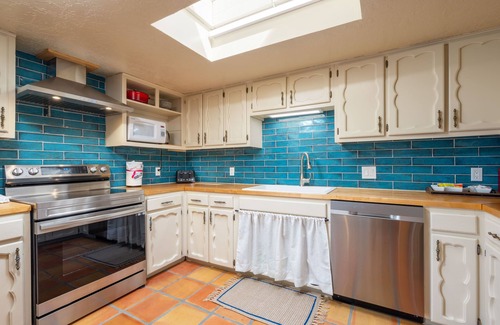 Northeast Santa Fe Casa | Spacious & private 3 bedroom home with large porch and mountain views.
