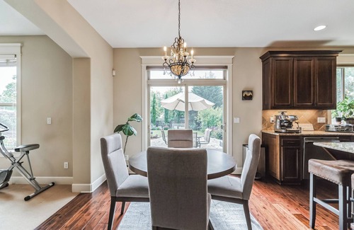 Cedar Hills Casa | Spacious, private, 5 bedrooms 3 full bath House near Portland downtown