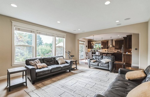 Cedar Hills Casa | Spacious, private, 5 bedrooms 3 full bath House near Portland downtown