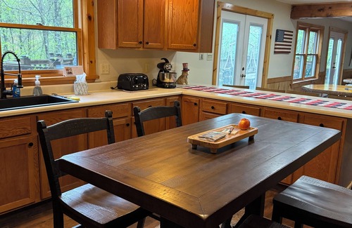 Tylersville Cabina | Spacious Private 9 bedroom lodge AC, hot tub, fire pit, fire place, 212 acres