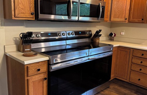Tylersville Cabina | Spacious Private 9 bedroom lodge AC, hot tub, fire pit, fire place, 212 acres