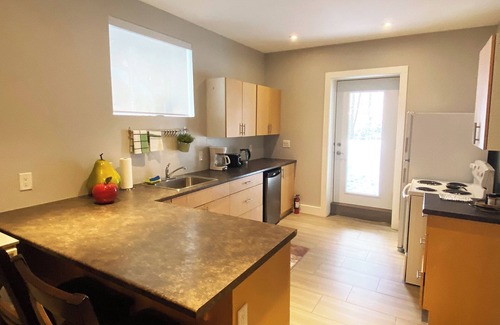 Bracebridge Apartamento | Spacious Private Comfort, EV Charger, Pet OK, Lg Fenced Backyard, Firepit, BBQ