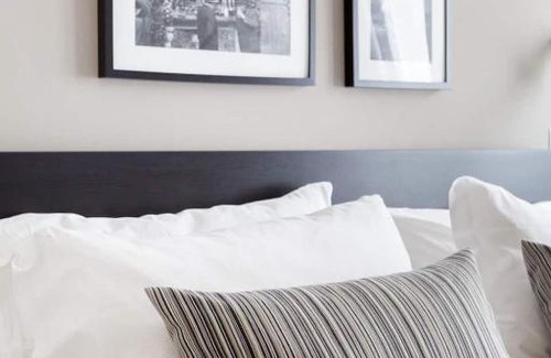 Tanjung Priok Casa | Spacious Private Ensuite Room for 3 people