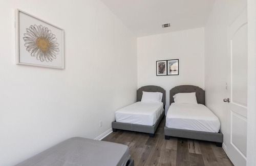 NoHo Arts District Apartamento | Spacious Private gated modern loft close to Universal Studio and Hollywood