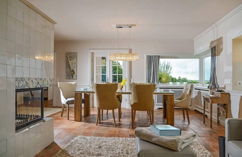 Morsum Casa | Spacious property in the first row on the Wadden Sea! This luxurious detached house b